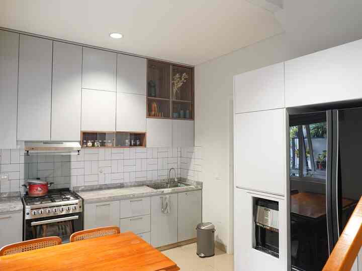 Dapur lengkap yang membuat rumah terasa hidup di #igsahome #dapurkecil #dapurminimalis #dapurbersih #mejamakan #ruangdapur
