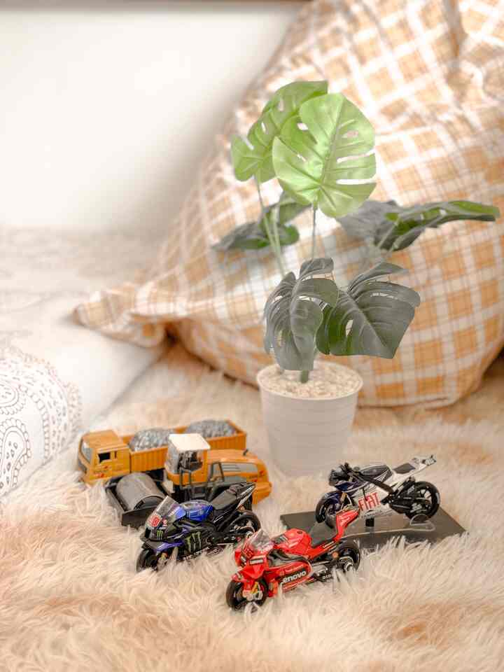 Natural beige-toned kids' room featuring soft carpet, toys, and a Monstera plant creating a cozy atmosphere