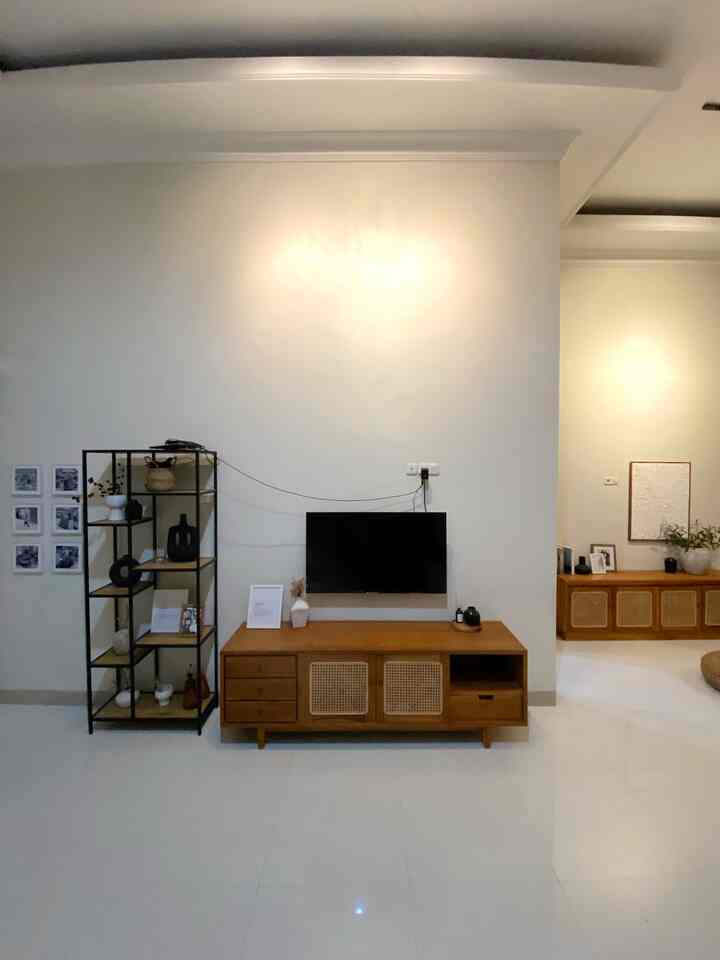 Area ruang TV atau ruang keluarga. Menggunakan tema warm dengan beberapa furniture aksen rotan. Menambah suasana menjadi lebih estetik

#livingroom #livingroomdesign #livingroomarea #livingroomideas
