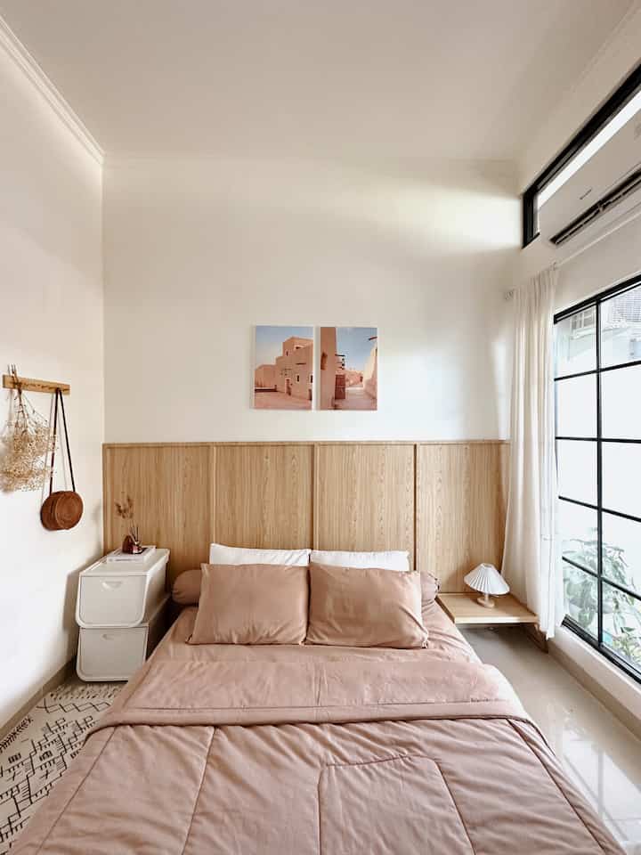 This weekend, I just want to lie down, especially since the weather outside is raining... if the neighbors are online at the weekend, what are they doing?

#sleeping room #materialrumah #wabisabi #kamarmungil #woodandwhite