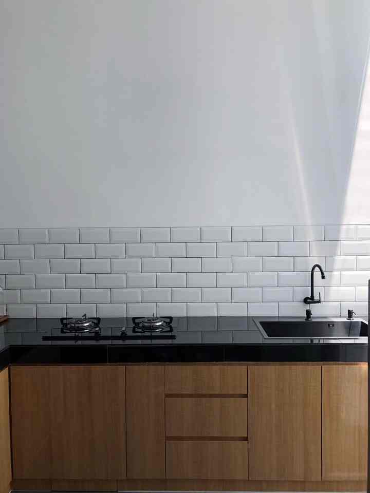 Merencanakan dapur dengan custom kabinet adalah salah satu cara membuat interior dirumah ini menarik dan bisa sesuai dengan konsep rumah. Karena budget minim, jadi kita memutuskan untuk membuat konsep “baldy kitchen” yaitu kabinet kitchen set yang hanya dibawah saja tanpa menggunakan kabinet atas. Ini membuat kesan lebih clean dan luas. Untuk finishing kabinet menggunakan HPL dengan motif raw wood dan backsplash menyerupai bata exposed supaya terkesan natural. 

#customfurniture #uniquefurniture #personalizedfurniture #baldykitchen #rawwood #minimalistkitchen #customkitchen #minikitchen 