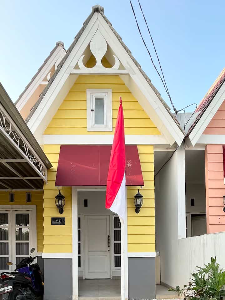 Foto fasad saat si pucuk merah sudah dipindah dan diganti dengan tiang bendera. 

#americanvintagehouse #americanclassichouse #exterior #jotun #facade