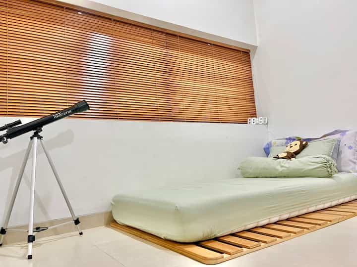 Kamar kakak al

Berbeda dengan kamar el, kamar kaka al lebih simple dengan furnitur yang minim. Memasuki usia remaja ini, kaka al sudah bisa menentukan keinginan untuk dekorasi kamarnya. Aku dan paksu tentu membebaskan kaka al untuk pilihan furnitur dengan tetap memberikan arahan yang sesuai budget. 

Untuk kasur kaka al dan el, aku pakai kasur orthopedic yang agak hard untuk menunjang pertumbuhan tulang mereka. Karena kaka al juga seorang atlet taekwondo dengan latihan yg intens maka aku pilih kasur orthopedic ini untuk membantu dalam pemulihan kondisi tubuh yang kelelahan selesai latihan. 

#kamaranakremaja #bedroom #kamaranak #kamaranaklakilaki #kasurorthopedic