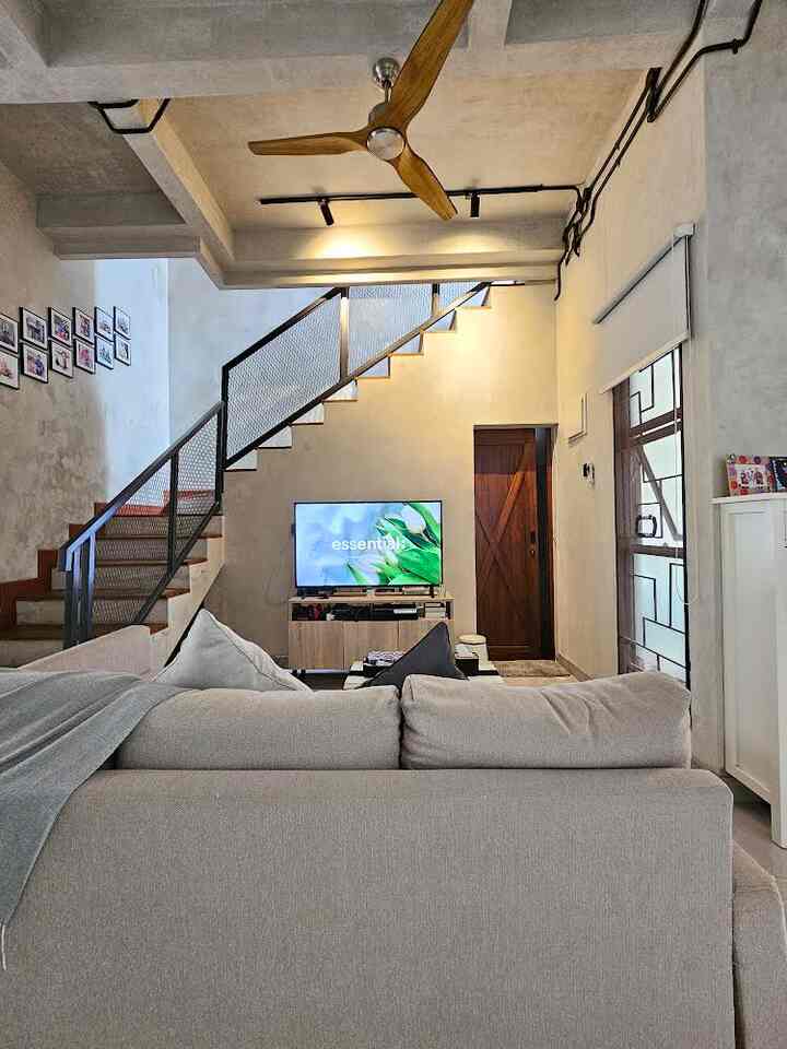 Karena terinspirasi dr cafe2 yg sering kita datangi yg kebanyakan bertema industrial, jadilah pada saat merencanakan untuk membangun house of aru, tema industrial yg kita ajukan ke arsitek. Kebetulan bertemu dgn arsitek yg punya aliran yg sama.
Pemilihan tema industrial ini karena design nya yg minimalis & simple.
Tema industrial yg paling kental terlihat di area lantai 1, dimana dinding menggunakan semen expose, kemudian plafond juga tidak menggunakan gypsum tp langsung terlihat balok expose dan untuk pipa listrik sengaja tdk ditanam di dalam dinding melainkan diexpose dengan menggunakan pipa conduit hitam.
Untuk dekorasi menyesuaikan dengan tema industrial seperti ceiling fan, meja maupun meja TV yg didominasi dgn elemen kayu & besi.

#industrial #homedecorinspo #aesthetichomedecor #minimalist #homeinspiration