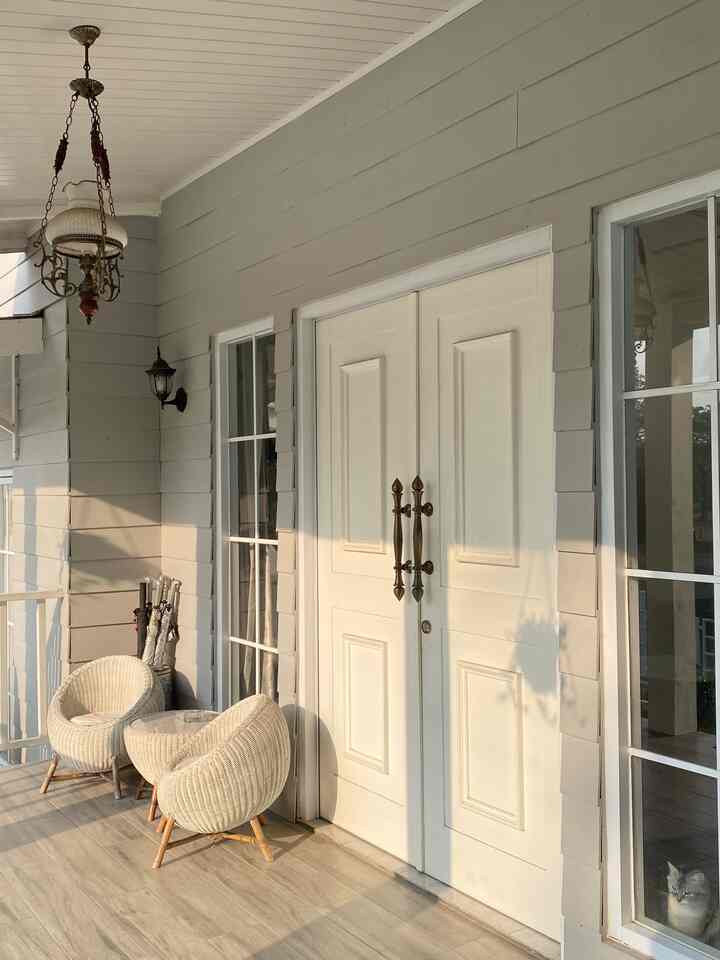 cara untuk membuat teras terlihat lebih cantik adalah :

- penggunaan warna senada
- penggunaan storage
- tanaman gantung
- pemilihan lampu cantik untuk membuat teras lebih hidup

#terracestyling #terracedecorideas #terracemakeover #teras #americanclasic #exterior #lampuantik 