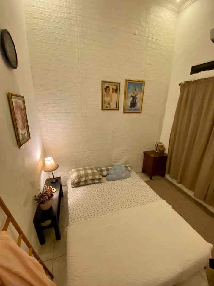 Suasana kamar tidur nyaman ala kami.
Karna ukuran ruangan yang terbatas yaitu 3x2, kami tidak menggunakan furnitur berat di sana, agar tidak terasa stuffy.

Pemakaian karpet jadi menambah kenyamanan untuk menghindari “cold feet” syndrome

#cozybedroom #dekorasikamartidur #inspirasikamartidur #smallroom #kamartiduryangnyaman #kamartidur #bedroom #masterbedroom 