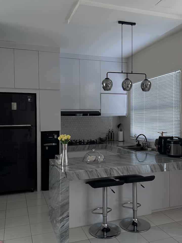 Dapur minimalis modern seperti ini memanfaatkan seluruh sisi dinding untuk dipasang lemari penyimpanan, design seperti ini tentunya saya lihat diberbagai platform seperti pinterest, instagram ataupun majalah yang dapat menjadi inspirasi. Dengan adanya extra storage yang memadai seperti ini saya tidak perlu khawatir lagi untuk menyimpan peralatan dapur ataupun persediaan makanan.

#rumahtanpaarsitek #selfmakeover #DIY #minimalist #kitchenbar 