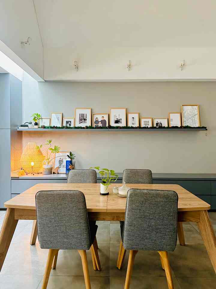 • Low Budget Fancy Decoration •
Rumah bergaya scandinavian emang bisa punya look fancy?? Emang bisa punya look fancy tapi low budget? 
Jawabannya : Bisa kok 😁 Mau tau caranya? ☺️
Kalau pada umumnya image scandinavian house itu simple & minimalis, tapi kita juga bisa memberikan sedikit kesan fancy dengan sentuhan beberapa item dekorasi loh.
Contohnya dengan mendekorasi dinding polos dengan aneka frame foto. Disini aku juga sengaja menggunakan foto dengan nuansa hitam-putih, yang diberi list putih lagi disekitarnya, agar lebih terkesan classic & mewah.
Selain itu, beberapa item dekorasi pada meja makan juga, bisa menambhkan kesan fancy pada area dinning room RFL House ini yang sebetulnya bergaya scandinavian.
Jadi, siapa bilang yang bisa fancy itu cuma rumah-rumah bergaya classic? Apapun gaya rumah kamu, kamu tetap bisa kok membuatnya terkesan mewah 😁
Semoga menginspirasi ya 😁
#fancybudgetminim #loweffortfancy #spilldecorlowbudget #lowbudgetdecoration #scandinavian #scandinavianlivingroom #dinningroom