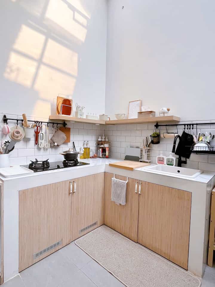 • DAPUR DI RUMAPERTAMA VERSI LOW BUDGET •

Apanya yg low budget?
Dari dulu pengen banget punya rumah di bagian dapurnya pake kitchen set, karna kalau pake kitchen set itu dapur jadi keliatan lebih rapih dan tertata juga. Mencoba mencari tahu biaya pembuatan kitchen set dari yg termurah sampai termahal, tapi tak kunjung juga ketemu dengan yang masuk di budgetku 😁

Akhirnya ku ketemu dengan tukang harian yang bisa bikin apa aja, seperti interior rumah. Jadinya ngide buat custom kitchen kabinet dengan membeli bahan bakunya sendiri dan aku hanya pakai jasa tukangnya aja. Ini salah satu untuk menghemat budget juga loh 🤭

Kitchen kabinet yang bawah ini hanya mengeluarkan budget berkisar 600 ribu, sudah termasuk tukang dan bahannya. Menurut kalian gimana termasuk murah gak? Dengan budget diatas dapurku looknya langsung berubah jadi lebih rapih 🫶🏻

#LowBudgetKitchen #LowBudgetKitchenMakeOver #LowBudgetKitchenInspiration #Homedecor #Inspirasidapur #Inspirasirumah #rumahsegaris #rumahdeveloper #rumahcustom #japandi #scandinavian #rumahcluster #depok

