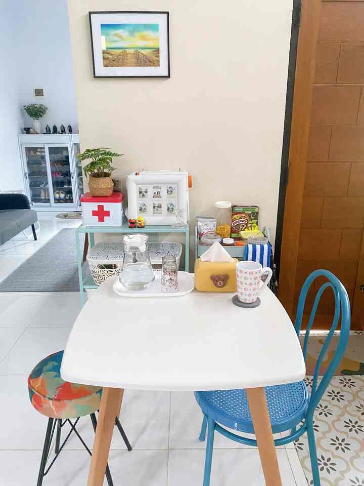 Meja makan mini bawaan dari waktu kami menempati rumah dinas,masih kami gunakan karna kondisinya masih sangat bagus,disini lebih sering saya dan suami gunakan untuk ngeteh dan ngopi berdua sambil bercerita.
.
.
.
.
.
#ruangmakan #dekorasiruangmakan #ruangmakansederhana #dekorasirumah #idedekorasirumah #memanfaatkanruang #inspirasidekorasi #homeinspo #colourfull #furniturinterior 