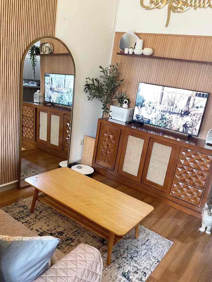 Spacious

Trik yang kami pakai dirumah berukuran 6x10 meter ini adalah dengan memperbanyak cermin.  Hampir disetiap sudut rumah ini terdapat cermin baik yang standing ataupun yang wall tujuannya agar terlihat lebih luas.

Diruang tamu dan dan ruang tengah kita pasang standing mirror yang berukuran 90 x 200 meter dan khusus di area ruang makan kita pasang cermin yang menempel di tembok agar tidak mengganggu mobilitas diruang makan dan dapur. 

Selain itu di area kamar pun kami lebih memilih cermin besar agar kamar tampak luas dan tinggi mengingat ukuran kamar dirumah kami hanya 3x3 meter saja.

Trik lainnya adalah dengan memasang wallpanel setinggi plavon agar rumah tampak tinggi dan karena area dinding yang terdapat wallpanel tidak bisa dipasangi hiasan dinding apapun sehingga memberi kesan bersih dan minimalis.

#spacious #rumahmungil #tinyhouse #rumahminimalis #tinyspace #nevertoosmall #dekorasirumahmungil 