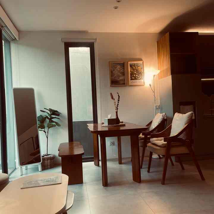 Punya ruangan berhadapan dengan kaca rumah belakang, maka ide yang muncul adalah taruh meja makan berhadapan dengan kaca besar, jadi ada sensasi makan di outdoor (padahal sedang ada di indoor). Selling point dari ruang makan ini terletak pada meja makan dan kursi-kursinya, dimana kursi yang satu merupakan bench jati panjang tanpa sandaran, sedangkan kursi di hadapannya dilengkapi sandaran dan busa. Unik, cantik tapi juga fungsional. Sesuai mood kami bisa pilih mau ngopi cantik di kursi bench atau bersandar. Jangan lupa, nyalakan standing lamp warna warm white yang bisa merubah suasana jadi seketika nyaman. Tidak perlu jauh2 pergi ke kafe, di rumah sendiri juga bisa healing :)

#aestheticroom
#aestheticroomdecor #homestyling #depok #rumahminimalis #japandi #vas #ruangmakan #estetik