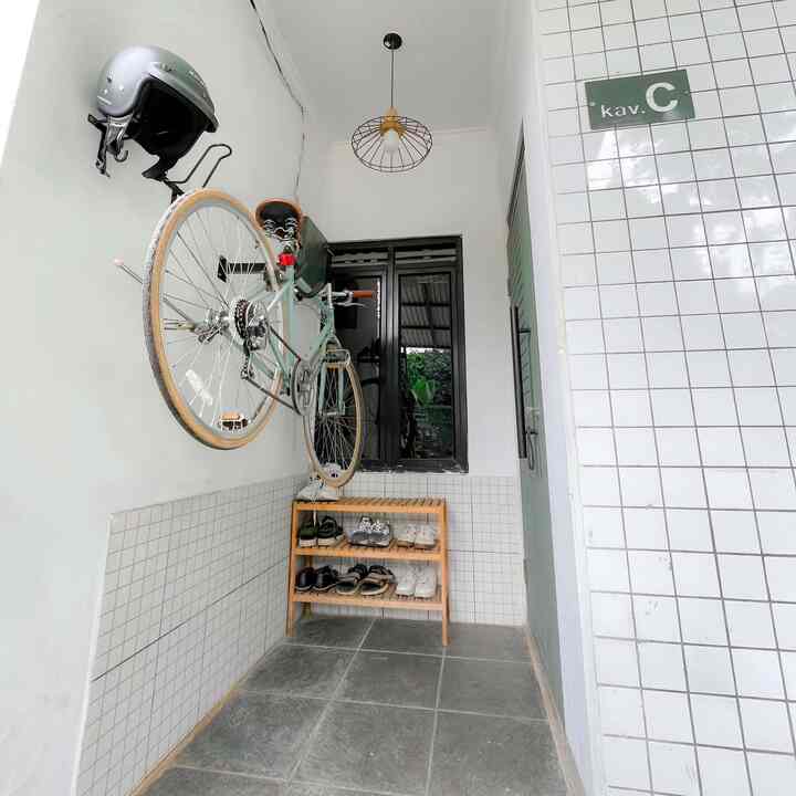 Hello sunday !

Sekali-kali kitamo share teras rumah depan pintu masuk ya. Karena rumah kitamo super tiny, jadi sebisa mungkin memanfaatkan space kecil yang ada. Contohnya depan pintu ini, kitamo manfaatkan untuk tempat rak sepatu minimalist. Lalu penempatan space untuk sepeda kitamo di tembok agar lantai masih terlihat leluasa begitu pula helm. Jadi space depan pintu yang tidak luas masih terlihat leluasa. 😆👍

 #entryway #rumahminimalis #rumahminimalismodern #homedecor
#terasrumah #depanpintu #kitamohouse