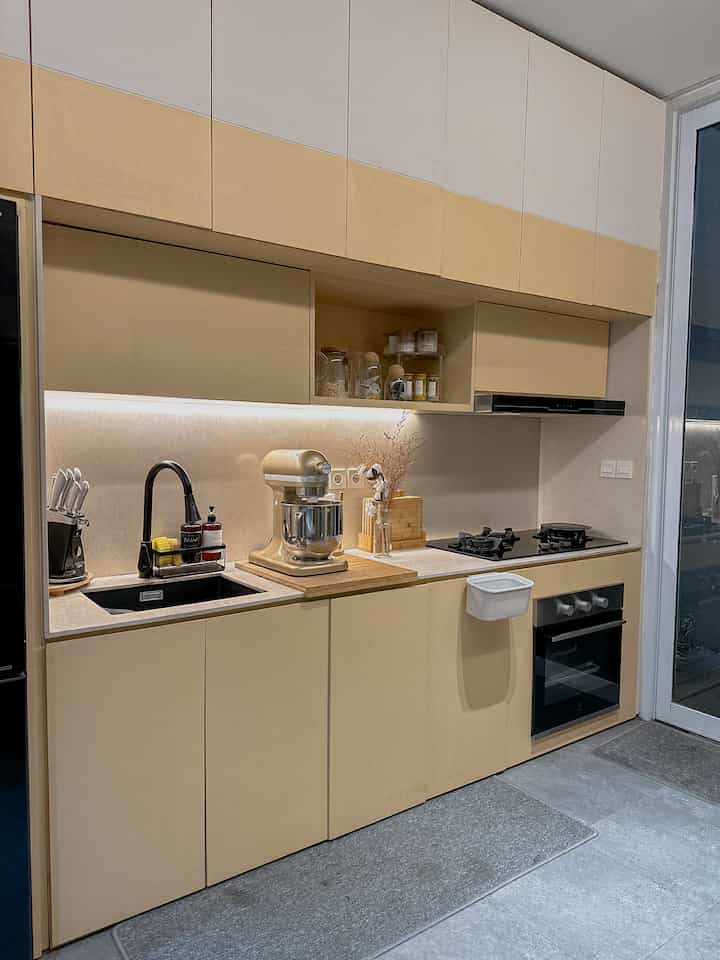 Bisa dibilang rumah ini benar2 jodoh kami,
Tau gak… 3 tahun sebelum kami membeli rumah ini, kami sudah visit ke cluster perumahan ini, yang awalnya masih tanah merah, bahkan masih proses pembangunan show unit…
Tapi karena belum ada contoh, entah gimana kami melupakan tempat ini..

Hingga akhirnya ketemu iklan lagi, kami visit dan saya masih ingat betul, daerah disana yang saya rasa kami pernah kok kesini… tapi terasa asing, lalu kami urungkan niat..

Ehhh siapa sangka 3 tahun kemudian kami, dipertemukan kembali dengan cluster ini..
Dan bahkan kami mendapatkan sisa tanah, yang belum dibangun, alias inden saat itu..
Tapiii at the end, kami bersyukur banget berjodoh dengan rumah ini justru setelah 3 tahun kemudian…
Karena mendapatkan lokasi yang justru sangat2 banyak diminati banyak orang… begitu juga dengan kami…

Akhirnya kami membeli rumah ini,
Dan Puji Tuhan diberi rezeki untuk renovasi besar supaya bisa memenuhi kebutuhan kami..

Hingga finally saat ini, ini adalah rumah impian kami, rumah pertama kami yang sangat nyaman, dan sesuai keinginan…

#MyHomeStory 
#MyHomeJourney 
#HomeSweetHome 
#JapandiHome 
#JapandiHouse 
