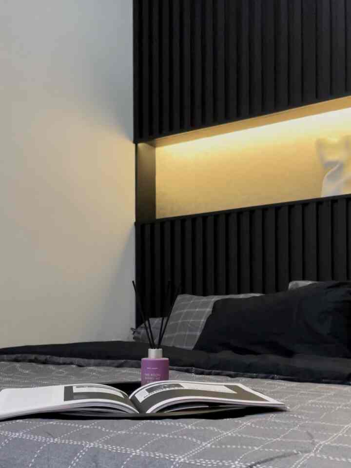 Night mode bedroom! Salah elemen penting mendukung night mode di master bedroom ini adalah lighting dan backdrop yang cocok. Untuk lighting aku pakai LED strip yang kesannya warm&seamless.

#masterbedroom #bedroomidea #lightingbedrom #kertasive #nightmodebedroom