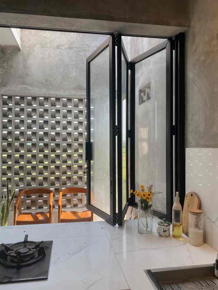 Konsep dapur semi outdoor, kompor menghadap langsung ke jendela besar. #kitchenstyling #kitchendecorideas #kitchenmakeover #dapuroutdoor #dapurterbuka 