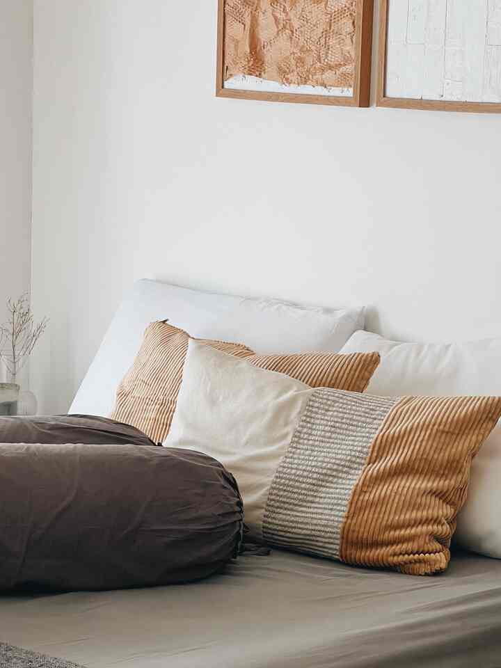 Selamat Siang Tetangga O House!

Kali ini aku mau berbagi tips gimana caranya dekorasi cushion agar terlihat lebih fresh ✨

Aku kemaren ngediy cushion IKEA Ylveig warna kuning dengan menambahkan kain linen yang dibordir. 

Prosesnya aku buka dulu jahitan cushion yang akan direstorasi lalu menambahkan kain linen yang sudah dibordir dengan menjahit kembali kain tersebut.

Kalau tetangga tidak punya mesin jahit, tetangga juga bisa lakukan dengan menggunakan lem tembak.

Alhasil, bedroom kami tampak baru lagi 🫶🏼 dengan menambahkan cushion yg sudah kami re model.

Bahannya hanya cushion lama + kain linen
Alatnya bisa pakai mesin jahit ataupun lem tembak.

Semoga menginspirasi ya 🫶🏼✨

#japandi #bedroom #lowbudgetdecoration #fancybudgetminim #loweffortfancy #spilldecorlowbudget #rumahdeveloper #minimalist #scandinavian