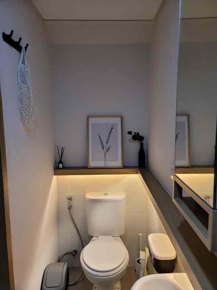 Guest bathroom kami terletak di bawah tangga. Memanfaatkan space yg sangat terbatas, Namun tetap bisa tampil cantik dengan sedikit dekorasi. 

#minimalist #tinyhome #rumahsiwa #rumahmungil #japandi #rumahcluster 