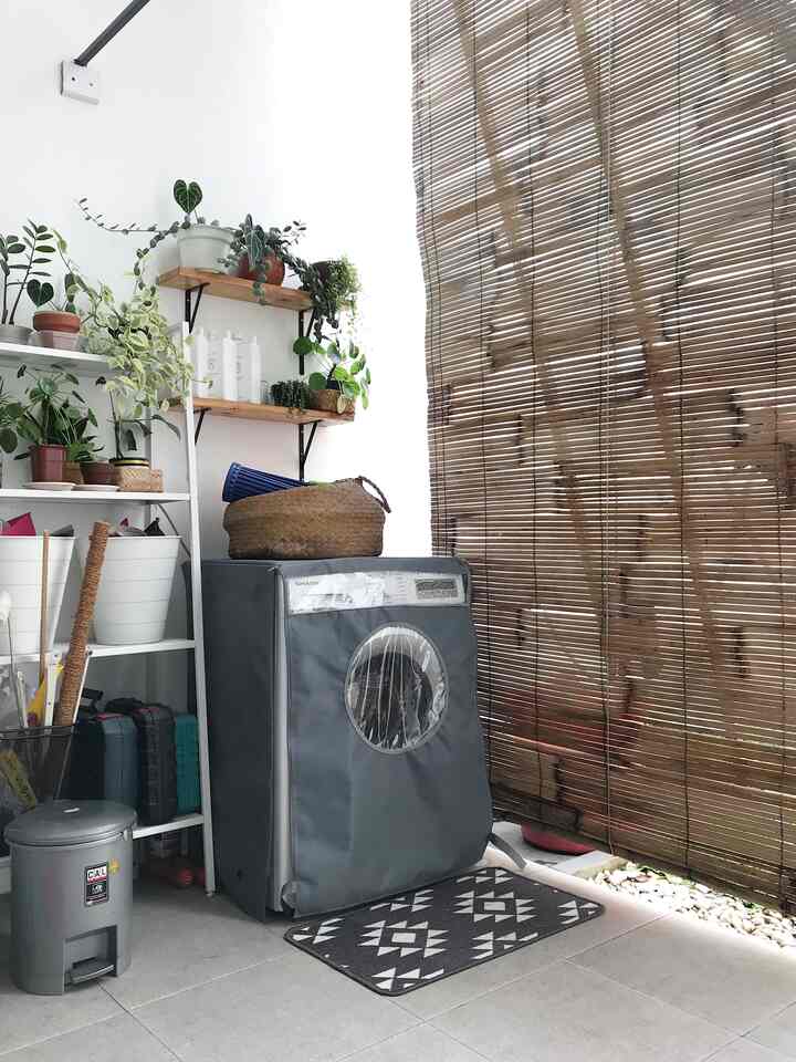 Laundry room biar gak boring aku tambahin ambalan untuk anak ijo biar segerrrr🌿🤗✨

#minimalisthouse #rumahcluster #bandungtimur #decorlowbudget #rumahmungil #livewithkids #laindryroom