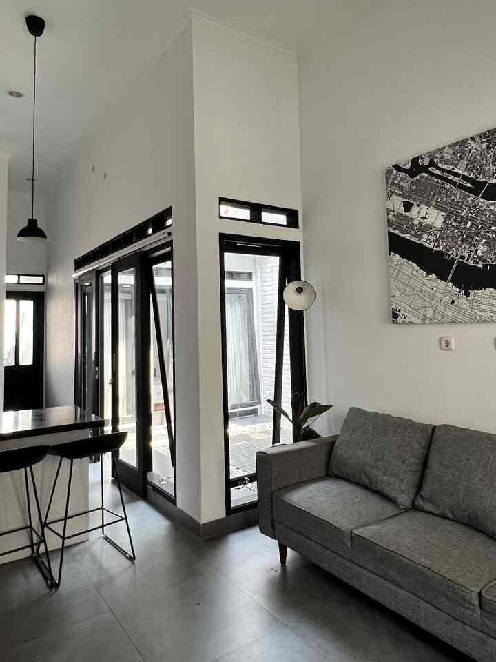 Rumah kami tergolong dalam rumah compact dengan konsep openspace. Namun kami mempunyai 2 area bagian, yaitu area publik dan area private. Bagian yang paling estetik dan favorit dirumah ini adalah pemisah antara dua area tersebut. Pemisah dari dua area ini adalah pintu kaca geser dan dilengkapi jendela. Meskipun disebut pemisah, tapi masih bisa terlihat antar area tersebut. Hal ini menjadi selling point pada rumah. 

#aestheticroom #aesthetichomedecor #homestyling #minimalis #rumahmungil #americanstyles #rumahgayaamerica #ruangtamu #livingroom #rumahindustrial #homedecorinspo #roomdecorinspo #aesthetichomedecor #bandung #pinturumah #granite #lantairumah #lantaigranite #monochromehome #monochrome #45m2 #desaininteriorrumah #desaininterior #interiorrumah #interiormodern #homedecor #homedecorenthusiast #aesthetic  #dekorasirumah 