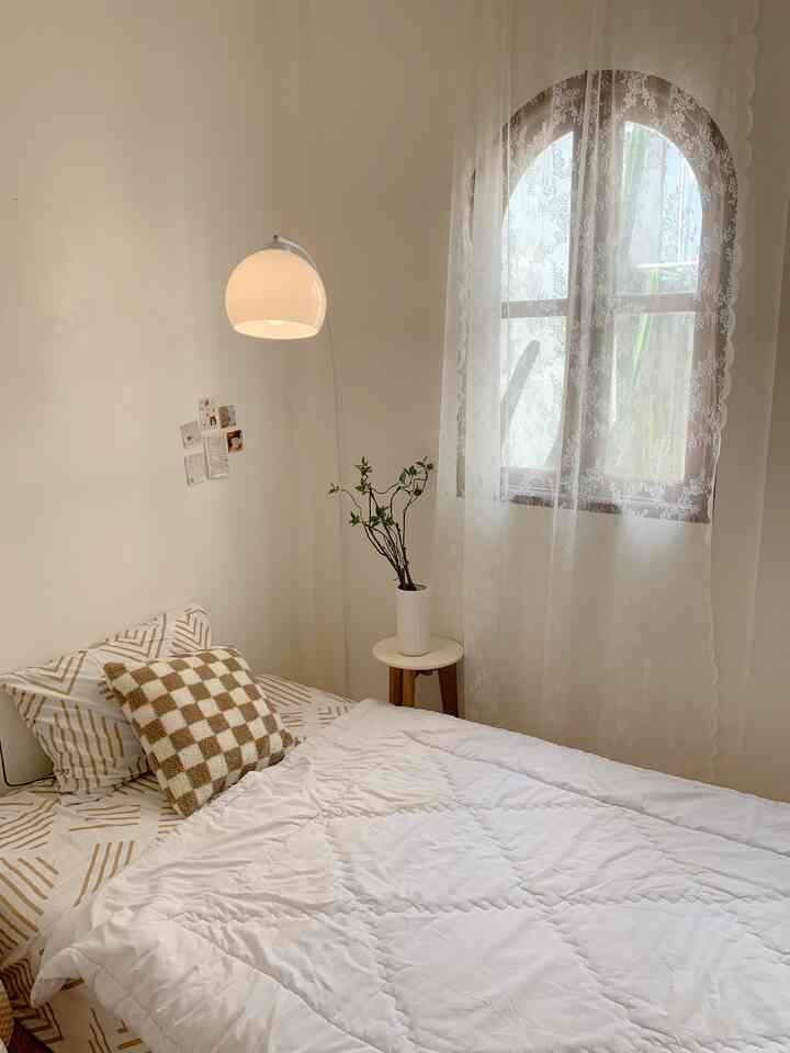 Ig: rumah_fish
Tips agar kamar tidur terlihat fancy, kali ini aku menggunakan beberapa item dekorasi lowbudget seperti standing lamp dan pillow case dengan warna senada..
Nah lampu kamar tidur ini ak beli di informa dg harga diskon 700rbuan
Dan pillow case motif kotak2 ini ak beli dengan harga 100rbuan.. 
untuk sprey ny sengaja ak pilih motif yg gak terlalu rame dan wrn nya senada dg cusion dengan harga 100rbuan juga..
Standing lamp ini membuat ruangan lebih warm dengan pperpaduan wrn coklat putih membuat ruangan terlihat cozy..
Yuks dicobain, menata kamar dengan lowbudget versi aku agar telihat fancy 🤎🤎🤍🤍
#fancybudgetminim
#loweffortfancy
#spilldekorlowbudget