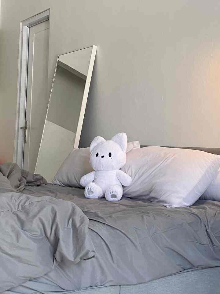 Satu hal tentang kamar tidur anak-anak adalah: penuh dengan mainan favorit kita. umurku 22 tahun tapi berjiwa kanak-kanak, aku suka meletakkan mainan masa kecilku atau bahkan mainan baru yang baru kubeli di kamar tidurku. boneka mewah adalah suatu keharusan! lembut dan tidak membahayakan anak-anak sehingga ramah anak-anak :) dan juga bisa dijadikan hiasan yang bagus.

#dekorasikamaranak #inspirasikamaranak #kidsroomstyling #dekorasikamartidur #inspirasikamartidur #bedroomstyling