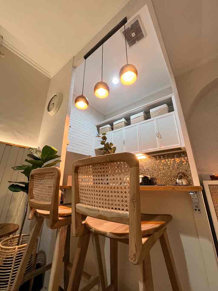 In my opinion, low budget decoration can be done by DIY, using recycled used items to make it beautiful again... and it can also be done with simple decoration on the dining table, for example with this Ikea vase which is very affordable, all the items on my dining table very affordable.. you don't need expensive things to look beautiful, how do we combine one with another to make it look beautiful❤️❤️
#LowBudgetKitchen #LowBudgetKitchenMakeover #LowBudgetKitchenInspiration #diyhomedecor #kitchenisland #tinykitchen #minimalis