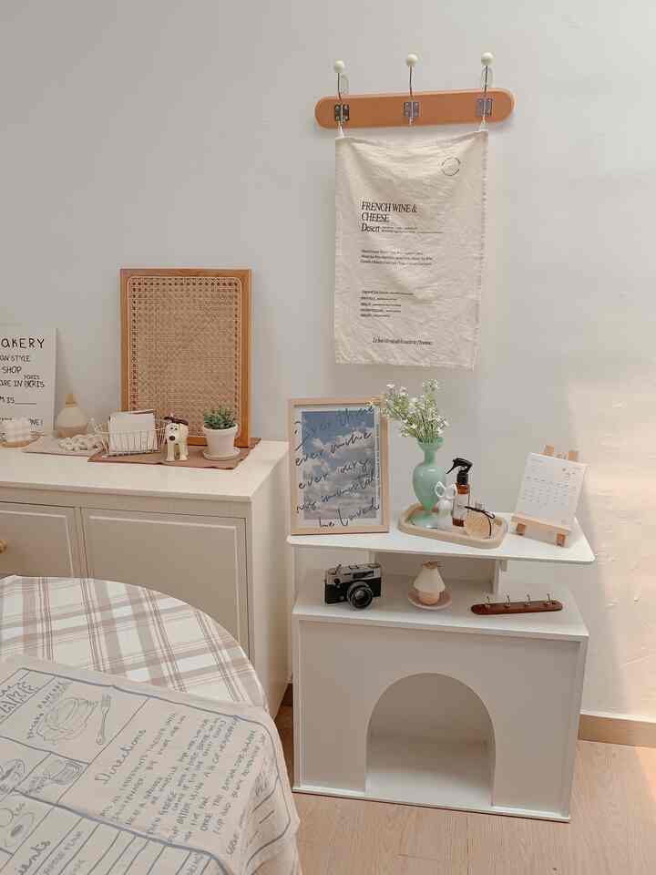Untuk ruanganku memilih korean room style. Barang - barang yg ku gunakan bertema ivory wood. Kebanyakan ku beli di ecommerce 

#decorativeitems #homestyling #roomstyling #homedecor #roomdecor #koreanroom #koreanstudio #koreanstyle
