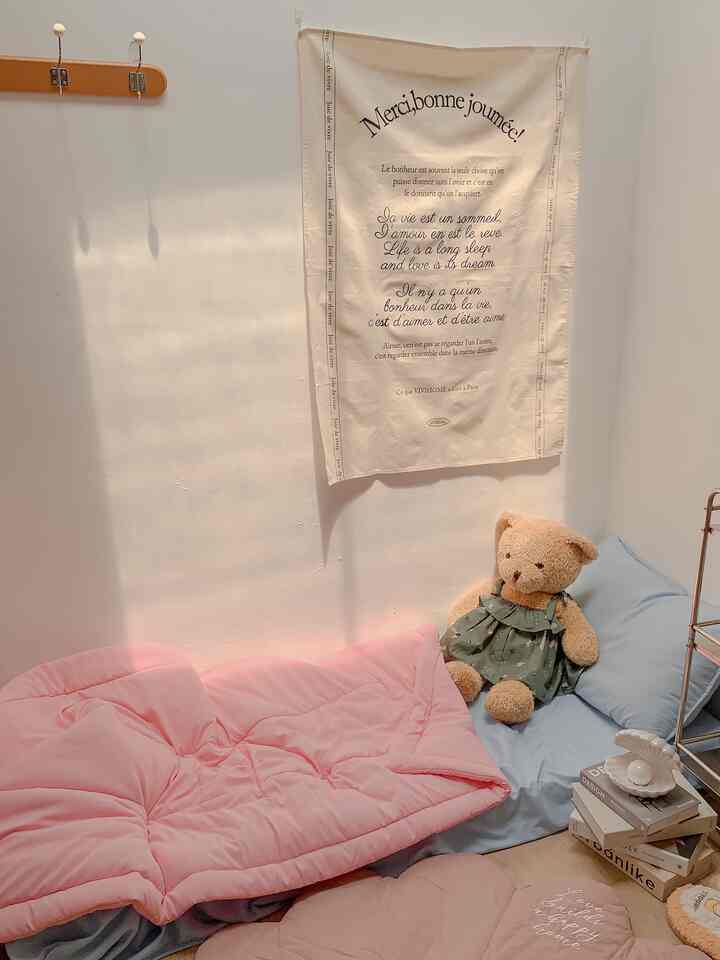 Aku buat mini studio dirumahku terinspirasi dari youtube blogger pland. Aku suka sekali dengan vlog dan rumahnya. Tapi karna rumahku terbatas jadi ku buatlah satu ruangan khusus untuk ku jadikan mini studio yang ku dekor dengan tema korea. 

Dengan mengganti lantai keramik menjadi vynil dengan nuansa coklat kayu yang terang dan dinding putih sudah beda banget vibesnya jadi korean look room gitu. Setelah itu tinggal ditambahkan lagi saja dekorasi tambahan sesuai selera kita deh ✨


#koreanroom #koreanstudio #ministudio #tangerang #bedroom #minimalist #decorlowbudget #rumahtanpaarsitek #selfmakeover #diy 