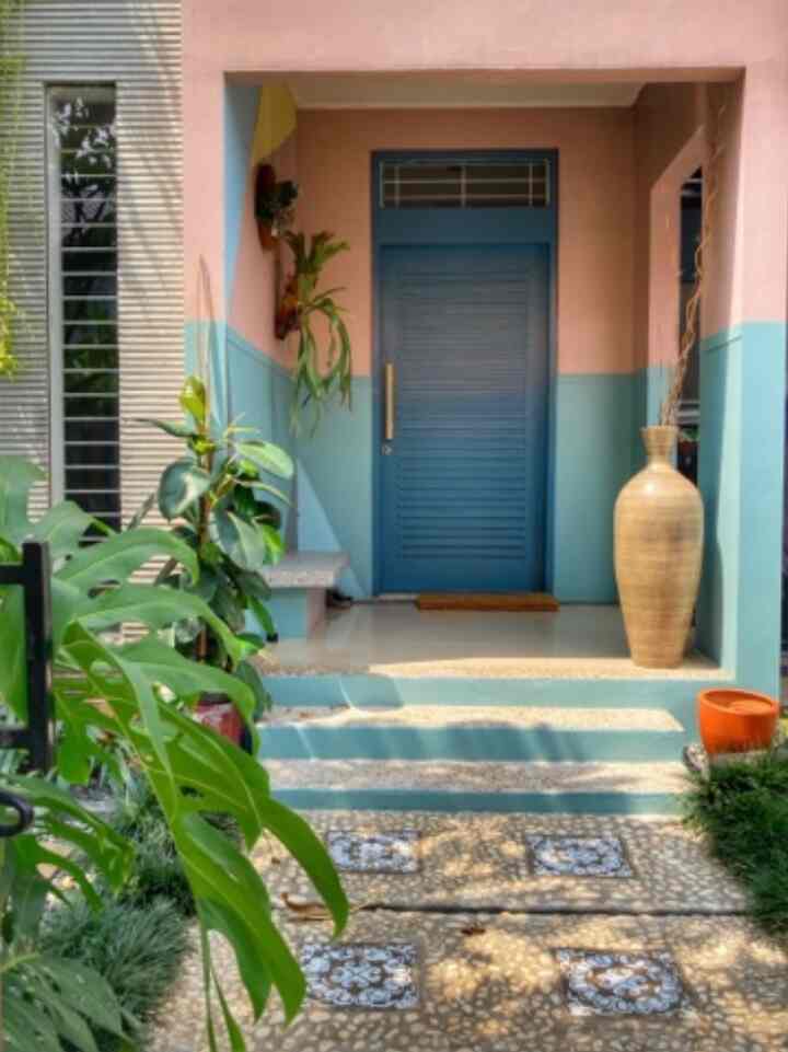 Saat dekor ulang bagian depan rumah, saya lihat ada potensi untuk dibuat agak berbeda. Dan yang terpenting gimana supaya kelihatan fancy tapi minim budget.

Salah satunya dengan memaksimalkan batu pijakan di entryway dengan stencil yang dicat putih. Saya beli pattern stencil dari toko online dan minta tolong mas tukang untuk cat.

Selain itu juga cat ulang bagian dinding teras dengan tambahan warna baru yang memang selalu jadi scheme warna favorit saya.

Gimana? Lumayan kan ya hasilnya?

#BringColorsToMyHome
#HomeColorPalette
#HomeColorDesign
#eclectichouse #eclecticdecor #jaksel