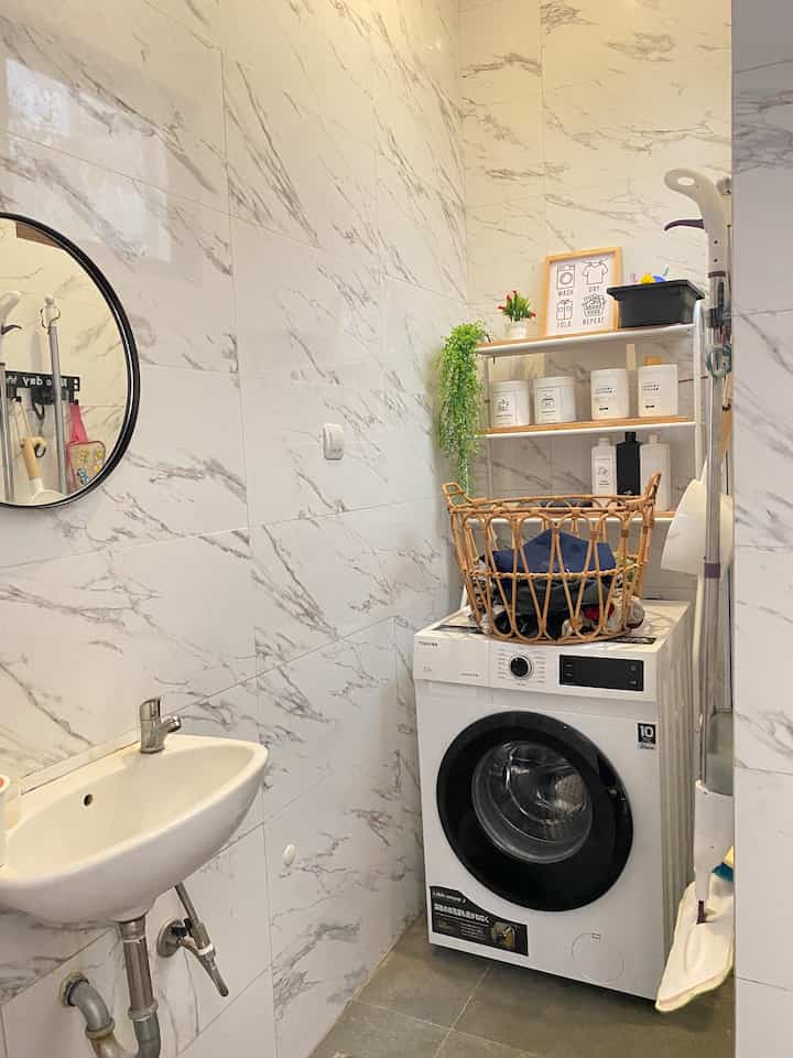 Laundry room pesona jiten

Ruang laundry ini sangat kecil
Areanya hanya 2x1 meter
Area laundry berada di dalam kamar mandi lantai dua

#laundryroom
#ruangservis
#homedecorlowbudget
#dekorasirumah 
#jakarta
#bsd
#ruangmenyuci
#dekorasimurah
#kamarmandi 
#idedekor