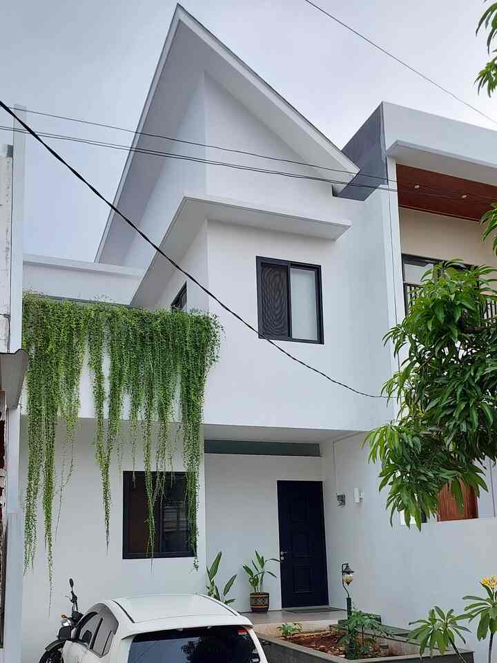 Dalam menentukan design fasad kami berusaha konsisten dengan design yang simple. Sehingga warna dominan putih menjadi pilihan untuk cat tembok exterior kami.

Warna hijau dari lee kwan yew yang kontras dengan warna tembok yang putih menjadi focal point dari fasad ini.

#designfasad #idefasad #inspirasifasad #tanamanrumah #dekorasitanaman #fasadminimalis