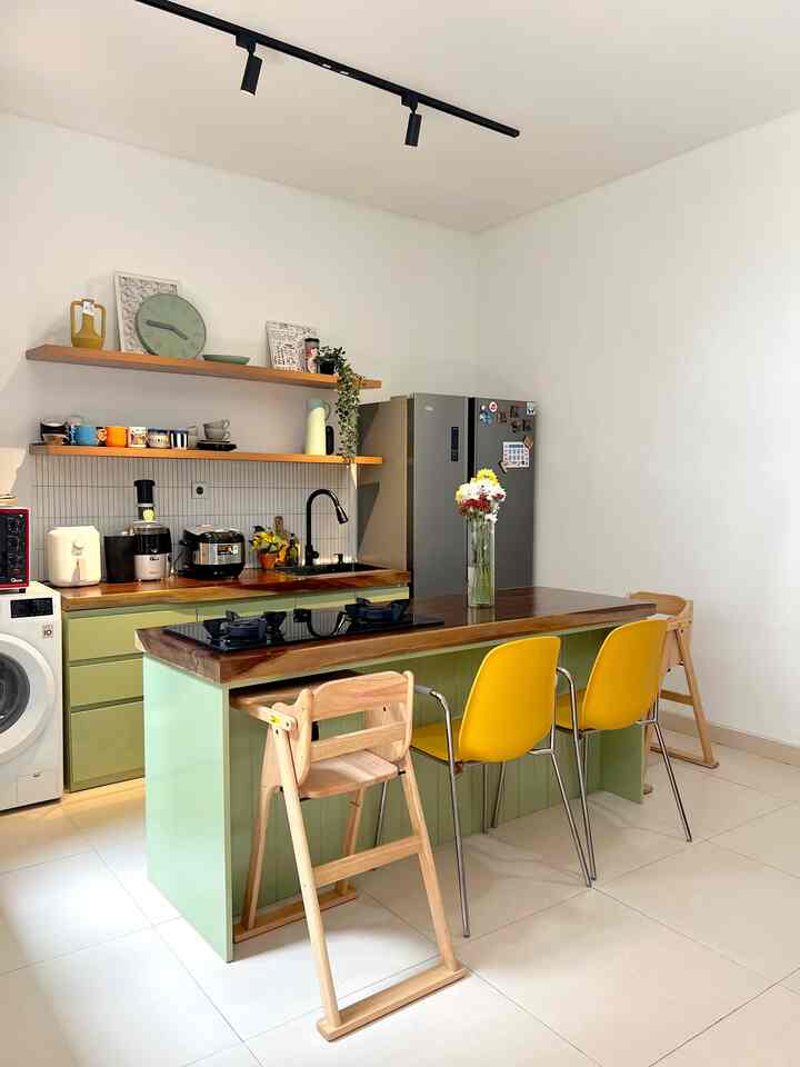 Dapur sage di ComingHomey!✨ #kitchen #90sqm #midcenturymodernhome #dapurkayu #roman #ikea 