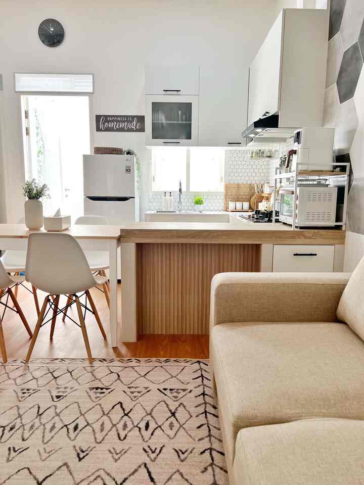 Dapur sebagai “the heart of a home”

Dapur yang menjadi pusat kegiatan di rumah harus dibuat senyaman mungkin baik untuk kegiatan memasak maupun sebagai tempat berkumpul anggota keluarga, terutama di dapur kami yang menyatu dengan dining room

Agar kesannya warm dan inviting, aku memilih nuansa netral kombinasi white & wood seperti pada kitchen set, lantai vinyl, meja bar, dan meja makan

Memasang pictbox dengan tulisan seperti “happiness is homemade” juga menaruh vas bunga dapat menambah kesan hangat pada ruangan

Aku sesuaikan area di dapur mengikuti teori kitchen triangle (prep, cooking, serve area) agar aktivitas di dapur dan posisi duduk di dining area nyaman. Pemilihan kursi yang bentuknya lebar dan melengkung juga membuat kami betah duduk lama

#kitchenroomdecor #diningroomdecor #kitcheideas #diningroomideas #kitcheninspiration #diningroominspiration