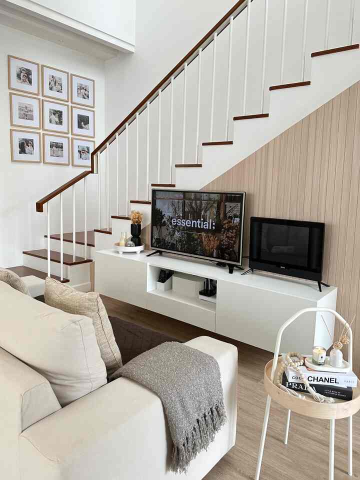 Ruang tamu yang merangkap jadi ruang keluarga juga 🤭 karena biasanya kalau ada yang datang itu saudara dan teman dekat, jadi langsung duduk di area ini deh 😊

#ruangtamu #ruangkeluarga #livingroom #rumahmodern #rumah2lantai