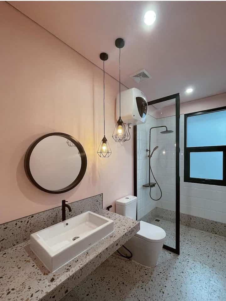 Kamar mandi utama rumah ini bertema nano nano, ada warna pink ditambah aksen hitam plus granit bermotif terrazo,,
#kamar mandi
#kamarmandiminimalis
#kamarmandiutama