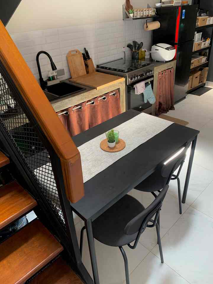 Cara kami agar dapur terlihat rapi adalah dengan memasukkan barang ke rumahnya masing-masing.
Di rumah kami belum ada kitchen set, sehingga kami memberikan rak terbuka dengan berbagai storage untuk menyimpan perlengkapan memasak. Dapur ini juga hanya diberikan sedikit sekali dekorasi untuk pemanisnya, agar kesan maskulinnya tetap terjaga.
Dekor low budget yang kami lakukan dengan memberikan gorden kolong dapur untuk menutup alat-alat masak. 
Dan kami juga memberikan ambalan di dapur untuk menaruh bumbu-bumbu yang sering digunakan untuk memasak, sebagai pemanisnya, kami juga menaruh talenan kayu di atas ambalan tersebut.
Untuk harga rak terbuka sekitar Rp. 500.000;
Ambalan hitam Rp. 39.900
Gorden kolong Ro. 75.000/m
Talenan kayu Rp. 8.900

#LowBudgetKitchen
#LowBudgetKitchenMakeover
#LowBudgetKitchenInspiration
#IndustrialKitchen
#DekorLowBudget