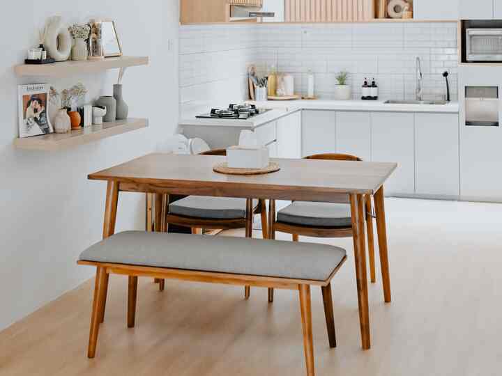 Diningroom rumahduanama yang open space ini menyatu dengan bagian kitchen.
Sama halnya dengan dapur kita memilih set meja makan dengan bench dengan warna kayu yang sedikit berbeda dengan kisi-kisi dapur untuk mempermanis bagian ini.
Tetap dengan warna light gray pada bantalan sofanya menjadi pilihan untuk senada dengan konsep rumah kita.

#japandi #homedecorinspo #roomdecorinspo #aesthetichomedecor #scandinavian #minimalistdecor #rumahminimalist #openspacehomedecor #minimalist #tinyhome 