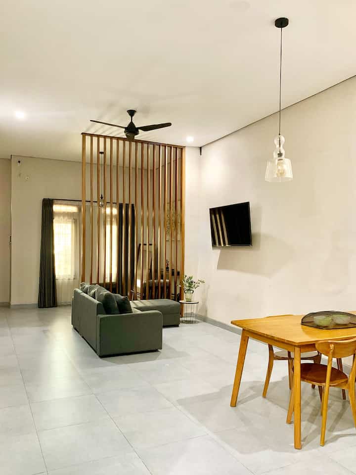 Hai semuanya...
Tema Minimalis Modern kami pilih untuk menambah kesan simple namun tetap modern dengan menggunakan warna-warna classic. 
Karena konsep rumah kami open space, hampir semua bagian rumah mempunyai tema yang sama, yaitu minimalis modern.

Unsur kayu mendominasi elemen yang kami gunakan. Granite matte kami pilih agar menambah kesan modern juga cukup aman krn tidak licin mengingat kami memiliki 2 anak kecil di rumah.

#minimalis #modern #minimalismodern #homedecorinspo #roomdecorinspo #aesthetichomedecor #rumahjakarta #rumahsecond #rumahbekas #jaktim #rumahsederhana #rumahminimalis