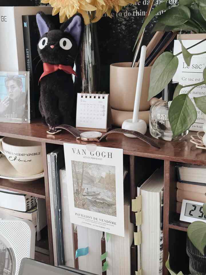 Cozy home office with wood and brown tones, decorated with plants and a Van Gogh poster