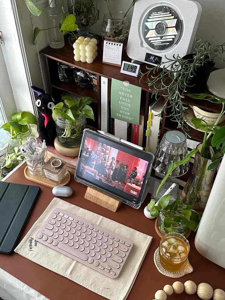 Lain hari, playlist lain 💕

#homeoffice #vintage #ghibliinspired #