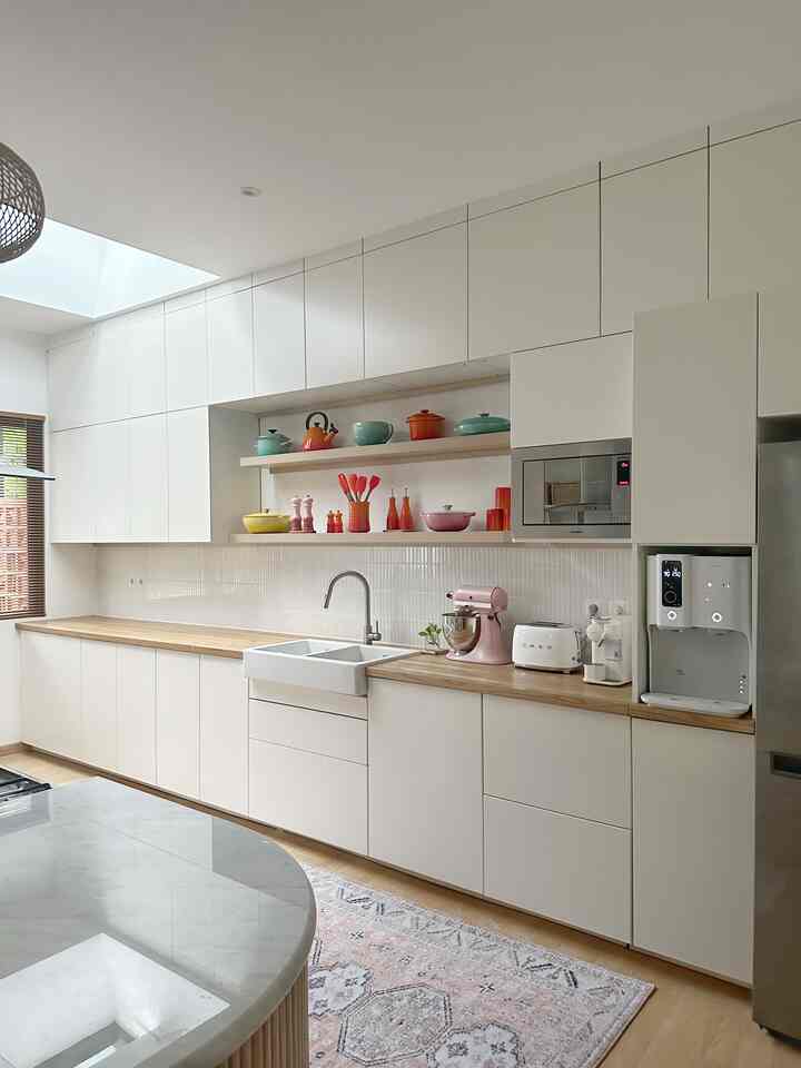 Suasana dapur kalau cuaca sedang tidak terlalu panas. Jarak antara kitchen kabinet ke kitchen island 1,7m, ketinggian lantai sampai dengan plafon 3m, dan panjang dapur 6m.

Kami menggunakan BEKVÅM tangga 3 tingkat untuk menyimpan barang2 di upper cabinet. 

#kitchen
#whitekitchen
#themostinspiringkitchen
#inspochallenge
#homesylingbyrina
#homedecorbyrina
#ikea
#arieskamarina
#ikeakitchen