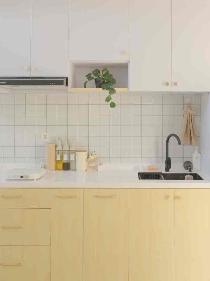 Korean Kitchen Ideas

Perpaduan kitchen set white cream yang memberikan efek warm soft yang bikin suasana memasak lebih menyenangkan 😍
HPL : White Doff dan Woody Cream
Penambahan handle gold untuk pemanis ✨

#BTNOAS5 #koreankitchenideas #koreanstyle
