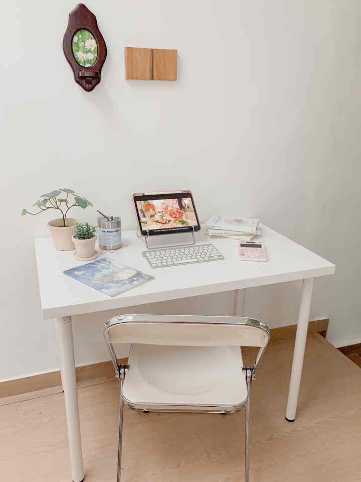 Habis iseng - iseng ganti dekorasi di meja kerja🤍 


#desk #desktour #desksetup #mejakerja #mejabelajar #studydesk 