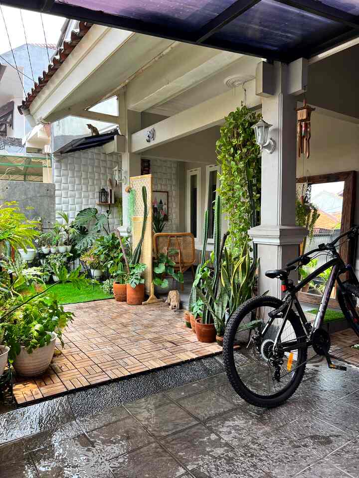 Ini yang namanya rumah biasa aja tapi pengen estetik 😃😃. Kalau definisi fancy di rumahku mungkin ingin lebih terlihat estetik dan hommy sepertinya hahaha …. 
Kamu bisa bgts bikin rumah lawas kamu makin estetik dan hommy pake tips aku di area teras rumah ya :
1. Lantai halaman sblmnya sama spt lantai garasi yang ada sepedanya, supaya halaman kelihatan estetik, aku tambahin rumput sintetis dan decking kayu yg belum divernis krn harga lebih murah, lalu aku vernis sendiri di rumah
2. Lantai Teras aku makeover dengan menempelkan vinyl motif acian semen
3. Kursi teras nuansa kayu jati juga jadi pilihanku untuk menambah kesan estetik
4. Lampu teras aku ganti dengan lampu gantung kap bambu asli
5. Krn di teras agak2 panas, maka aku tambah partisi rotan sintetis cukup 1 lembar buat menghalau sinar matahari 
… daaan semuanya ada di Shopee 😍😍
.
#terasrumah #fasadrumah #halaman #halamanrumah #teras #terassederhana #rumah120m2 #rumahkecil #rumahsederhana #partisirotan #partisi #kursiteras #deckingkayu #rumputsintetis #rumput #makeover