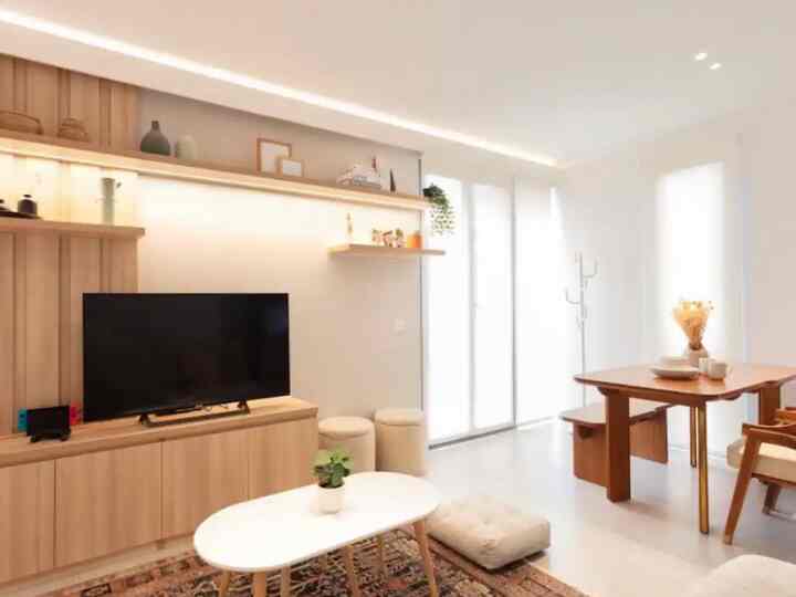 Gaya japandi dipadu dengan karpet arabian, gak nyangka ternyata nyambung.
Untuk living room selain karpet ada sofa bed (rumah mini soalnya jadi di setiap spot harus bisa tidur siang 😄), bean bag, coffee table dan pastinya tivi. Furniture kebanyakan dari DEKORUMA.

#livingroomstyling #livingroomdecor #livingroommakeover #depok #rumahminimalis #rumahpengantinbaru #japandi #dekorasiruangtamu #dekorasirumahpengantinbaru 