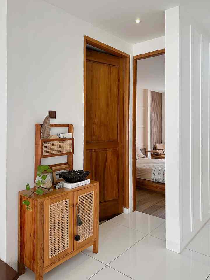 Salah satu lemari yang sangat berguna untuk meletakkan mukena sajadah di area musholla.

Ruangnya tidak besar jadi kami mencari lemari kompak untuk menaruhnya di sana :)

#dekorasi rumah #homestagram #rakdinding #musholla #cabinet #pajangan