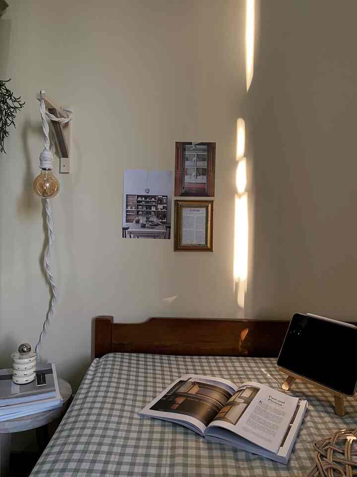 Kalo cuaca lagi panas, aku suka ngabisin waktu sama anakku dan suami di kamar tamu ini. Vibesnya yang cozy dan warm serta anginnya yang semilir bikin momen tidur siang jadi nyenengin banget! 


#inspirasikamartidur #bedroomideas #guestroom #homedecorlowbudget #dekorasikamar