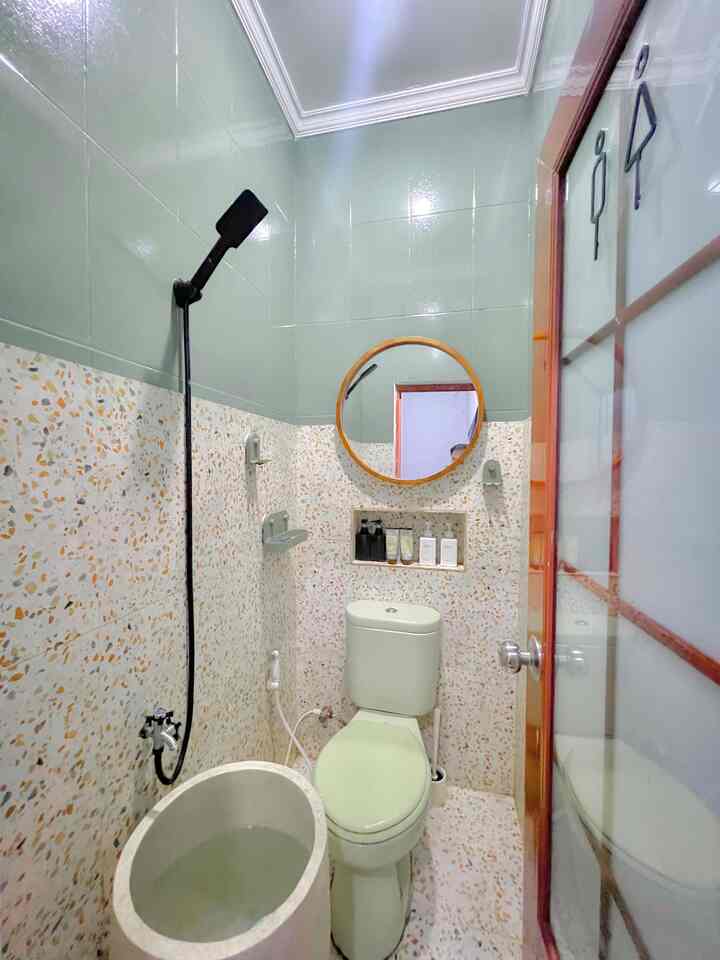 Kitamo sharing ruang mini bathroom, toilet kitamo supermini, karena kitamo suka warna hijau, kitamo sesuaikan toiletnya termasuk warna toilet, keramik dinding, dan perintilannya.

Kitamo pakai shower pun bak keramik agar pilihan.
Kitamo tambahkan juga keramik terrazo agar motif tidak monoton.

#MyHomeStory
#MyHomeJourney
#minimalist #rumahcluster #bogor, #decorlowbudget #rumahmungil #livealone