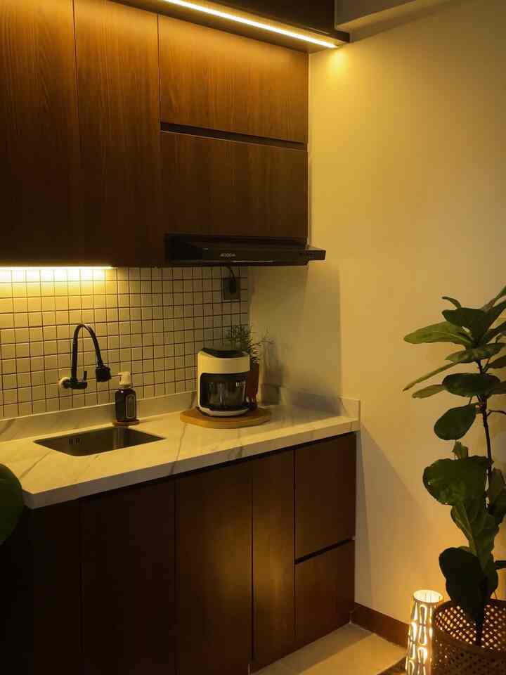 “Size doesn't matter!” Walaupun hanya berukuran panjang 130cm, ternya bisa melakukan hal selain memasak di dapur kecil ini. Yess! sengaja milih kompor induksi agar toptable ini bisa multifungsi 🪄 karena terkadang suka di set untuk buat photo, atau sekedar ingin tampilanny bisa berubah-ubah.

#KitchenRoomDecor
#KitchenIdeas
#KitchenInspiration #nightvibe #selasarapt #makeoverkitchen